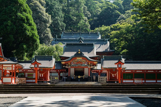 1.【界 出雲】八百万の神々が集う出雲で運を開く「出雲大社お詣り支度プラン」, 2.【界 鬼怒川】世界遺産、日光東照宮で新年の活力を得る「日光東照宮特別祈祷プラン」, 3.【界 霧島】創建約1500年、国宝「霧島神宮」で特別祈願「霧島開運旅2026」, 4.【界 長門】山口県名産のふぐと、開湯伝説ゆかりの寺での厄除け祈願「厄除け開運ふく滞在」, 5.【青森屋】7体のねぶた七福神が出迎え、福を招くイベント「わっつど開運まつり」, 6.【星のや富士】富士山の雄大な自然の中で願う開運「富士山麓の開運ステイ」, 7.【星のや沖縄】生命力あふれる太陽の光の下で、健やかな1年と福運を願う「吉祥若太陽(わかてぃだ)滞在」