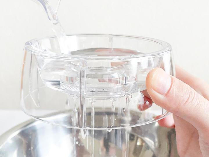 穴が空いたカップ、これは一体？, まずは、水を注いでみた, 小鍋からお湯を注いでも、本当に大丈夫？, ドリップアシストを使わずに淹れてみたら……, 他社のドリッパーでも使えたよ