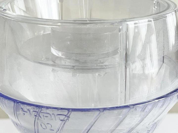 穴が空いたカップ、これは一体？, まずは、水を注いでみた, 小鍋からお湯を注いでも、本当に大丈夫？, ドリップアシストを使わずに淹れてみたら……, 他社のドリッパーでも使えたよ
