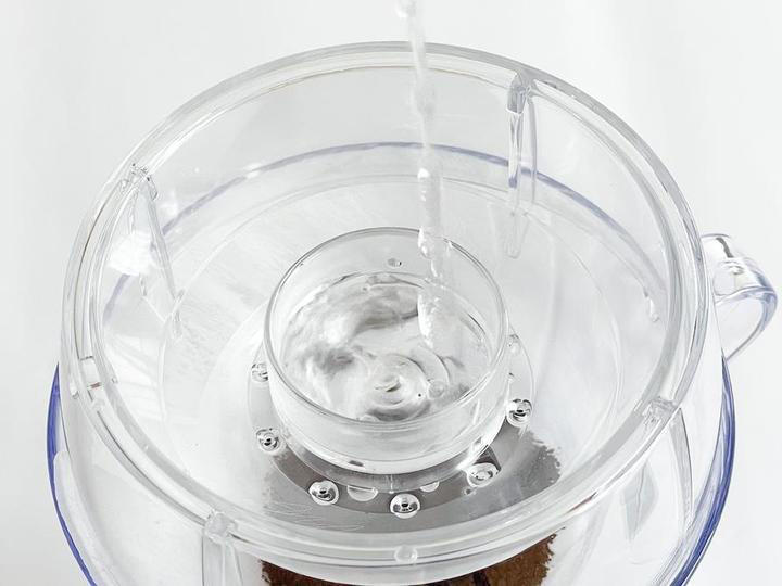 穴が空いたカップ、これは一体？, まずは、水を注いでみた, 小鍋からお湯を注いでも、本当に大丈夫？, ドリップアシストを使わずに淹れてみたら……, 他社のドリッパーでも使えたよ