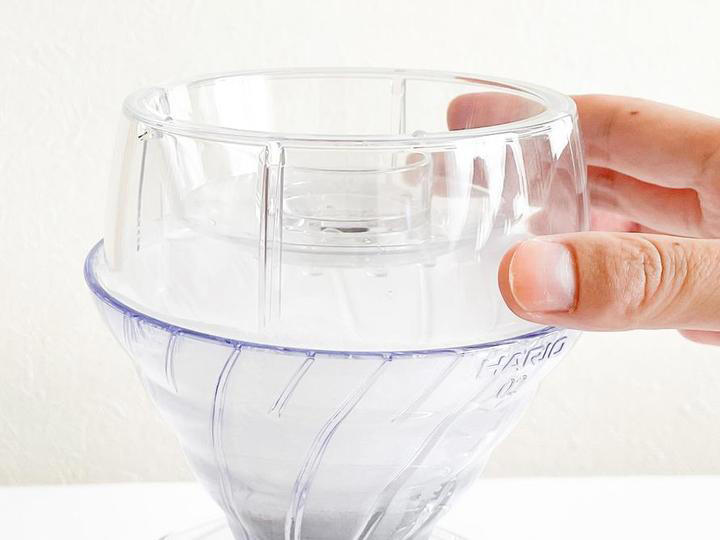 穴が空いたカップ、これは一体？, まずは、水を注いでみた, 小鍋からお湯を注いでも、本当に大丈夫？, ドリップアシストを使わずに淹れてみたら……, 他社のドリッパーでも使えたよ
