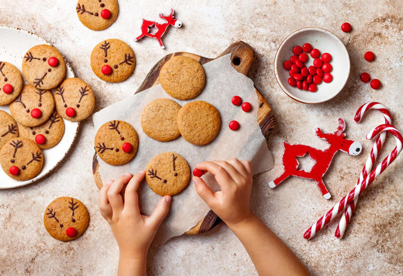 Reindeer cookies Candy cane cake pops, Polar bear cupcakes, Festive truffles, Red velvet cupcakes, Strawberry Santas, Chocolate mocha cupcakes, Christmas tree cakes, White chocolate Christmas bark, Eggnog cheesecake, Chai snowflake cookies, Gingerbread cake with eggnog frosting, Chocolate yule log cake, Candy cane cake, Hanging cookies, Rocky road fudge, Cranberry pie, Cookie tree, Red velvet trifle, Gingerbread hot chocolate, Reindeer cookies, Gingerbread loaf cake, Jam sandwich cookies, Baileys chocolate mousse, Pumpkin mousse, Maple pecan cheesecake, Orange liqueur cake, Pear and cranberry tart, Pumpkin babka