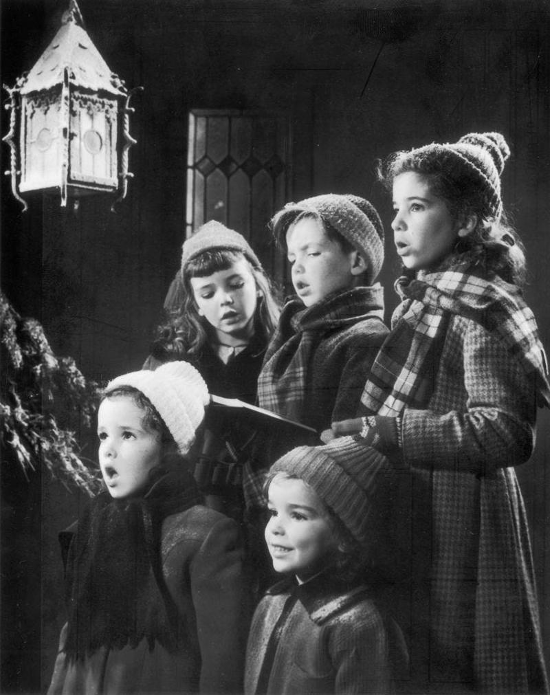 8) Caroling 2) Opening the stockings, 8) Caroling, 10) Skating, 15) Roasted chestnuts, 17) Nativity scene, 18) Church services