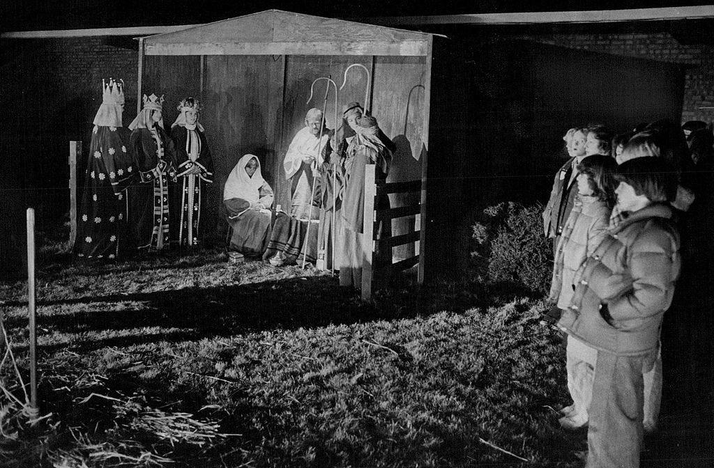 17) Nativity scene 2) Opening the stockings, 8) Caroling, 10) Skating, 15) Roasted chestnuts, 17) Nativity scene, 18) Church services