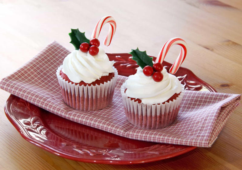 Red velvet cupcakes Candy cane cake pops, Polar bear cupcakes, Festive truffles, Red velvet cupcakes, Strawberry Santas, Chocolate mocha cupcakes, Christmas tree cakes, White chocolate Christmas bark, Eggnog cheesecake, Chai snowflake cookies, Gingerbread cake with eggnog frosting, Chocolate yule log cake, Candy cane cake, Hanging cookies, Rocky road fudge, Cranberry pie, Cookie tree, Red velvet trifle, Gingerbread hot chocolate, Reindeer cookies, Gingerbread loaf cake, Jam sandwich cookies, Baileys chocolate mousse, Pumpkin mousse, Maple pecan cheesecake, Orange liqueur cake, Pear and cranberry tart, Pumpkin babka