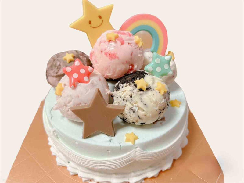 ホールケーキより安い！ 「31 パティスリー」とは？, 【新作】2つのアイス×濃厚ケーキ！ 「31 ダブルチョコレートケーキ」, 1.【新作】「31 ダブルチョコレートケーキ」の断面（2種のチョコとケーキの層）, 2.【定番】「31デコケーキ」の断面（土台の正体）, 3.【パレットなど】通常アイスケーキの構造, 【早見表】目的と予算で選ぶ！ おすすめ一覧表, 予算・シーン別の詳しい解説, 子供に不動の人気！ポケモン・サンリオ・マリオ, 大人数でもシェアしやすい「パレット6・8」シリーズ, 自分で飾る楽しさ！ 「31デコケーキ」, 予約はいつまで？ モバイルオーダーが便利な理由, ドライアイスは30分無料！ 持ち帰り時間の限界は？, カチカチで切れない時の上手な切り方, メッセージカード・チョコプレート・ろうそくは、アイスケーキを買うと無料でついてくる！, 数字のカタチのろうそく「ナンバーキャンドル」は有料オプション, バースデークーポン｜レギュラーシングルが1個無料！, アイスマイル｜お買い物でポイントゲット, 来店ポイント｜来店するたびにポイントが貯まる, アニバーサリー特典｜大切な記念日にお得なクーポンを配布, サーティワンのアイスケーキの値段はいくら？ 店舗によって違う？, アイスケーキの人気ランキングやおすすめは？, 2,000円台で買える安いアイスケーキはある？, アイスケーキは予約なしで当日すぐに買える？, 予約はいつまでにすればいい？ ネット予約はできる？, アイスケーキに賞味期限はある？, 持ち帰りのドライアイスは無料ですか？, シャトレーゼのアイスケーキとの違いは何ですか？, 誕生日用のチョコプレートやロウソクは無料ですか？, 好きなフレーバーを選んでケーキを作れますか？