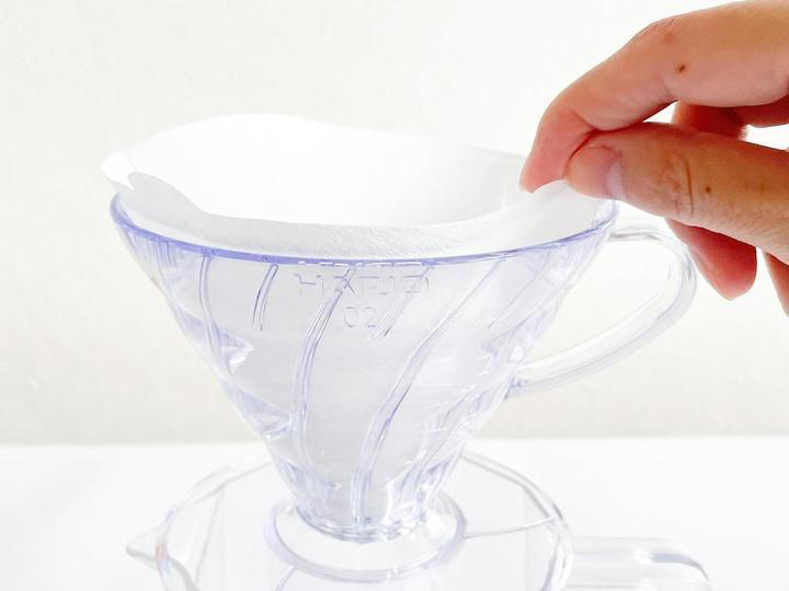 穴が空いたカップ、これは一体？, まずは、水を注いでみた, 小鍋からお湯を注いでも、本当に大丈夫？, ドリップアシストを使わずに淹れてみたら……, 他社のドリッパーでも使えたよ