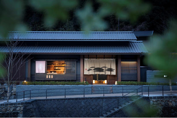 1.【界 出雲】八百万の神々が集う出雲で運を開く「出雲大社お詣り支度プラン」, 2.【界 鬼怒川】世界遺産、日光東照宮で新年の活力を得る「日光東照宮特別祈祷プラン」, 3.【界 霧島】創建約1500年、国宝「霧島神宮」で特別祈願「霧島開運旅2026」, 4.【界 長門】山口県名産のふぐと、開湯伝説ゆかりの寺での厄除け祈願「厄除け開運ふく滞在」, 5.【青森屋】7体のねぶた七福神が出迎え、福を招くイベント「わっつど開運まつり」, 6.【星のや富士】富士山の雄大な自然の中で願う開運「富士山麓の開運ステイ」, 7.【星のや沖縄】生命力あふれる太陽の光の下で、健やかな1年と福運を願う「吉祥若太陽(わかてぃだ)滞在」