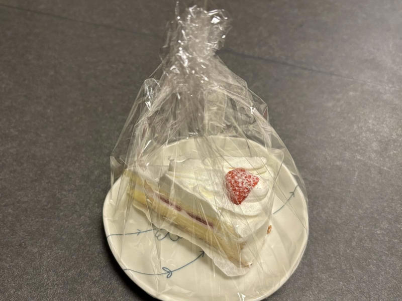 ケーキの賢い保存テク, ラップでドーム状に包むケーキの保存方法, 保存容器でケーキを逆さに保存するアイデア, きれいなまま味わうための小さな工夫
