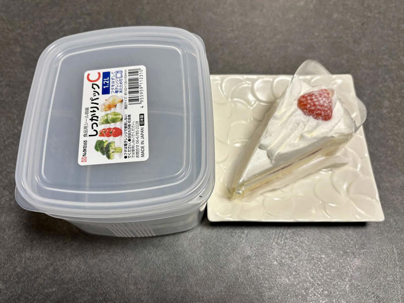 ケーキの賢い保存テク, ラップでドーム状に包むケーキの保存方法, 保存容器でケーキを逆さに保存するアイデア, きれいなまま味わうための小さな工夫