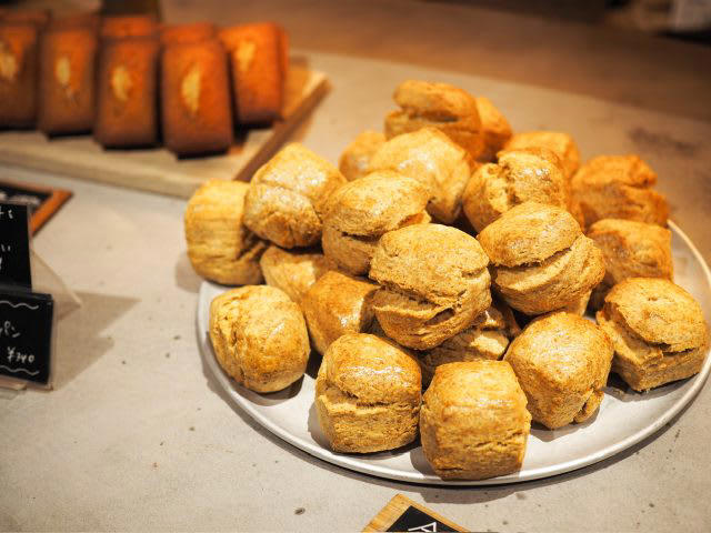 この街に、焼きたてのパンを届けたい, 静かな朝を狙ったはずが…！？, ひと口で心を掴まれる、BéBéパン, 思わず胸が温まる。温かな接客にほっこり, les joues de BéBé（レ ジュ ド べべ）