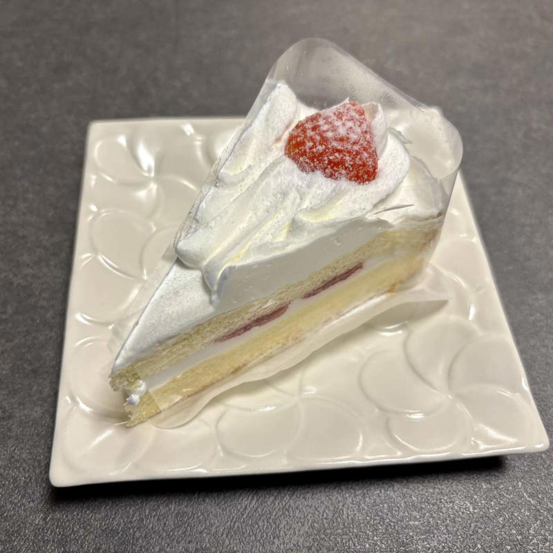 ケーキの賢い保存テク, ラップでドーム状に包むケーキの保存方法, 保存容器でケーキを逆さに保存するアイデア, きれいなまま味わうための小さな工夫