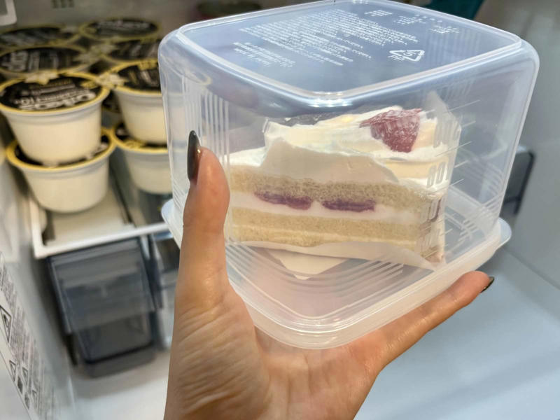 ケーキの賢い保存テク, ラップでドーム状に包むケーキの保存方法, 保存容器でケーキを逆さに保存するアイデア, きれいなまま味わうための小さな工夫