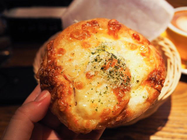 この街に、焼きたてのパンを届けたい, 静かな朝を狙ったはずが…！？, ひと口で心を掴まれる、BéBéパン, 思わず胸が温まる。温かな接客にほっこり, les joues de BéBé（レ ジュ ド べべ）