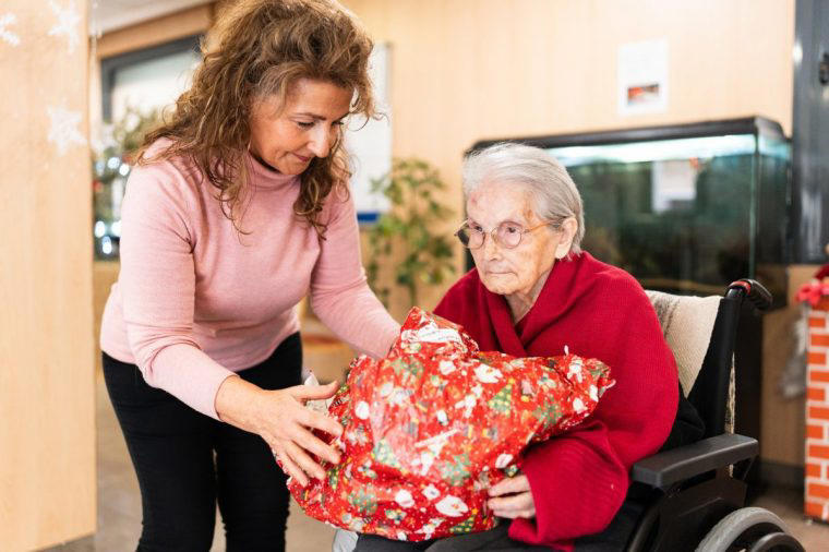 Don’t arrive exactly on time, Do bring a gift – but don’t bring flowers, Do consider seating arrangements carefully, Do ask, don’t tell, Don’t bring an uninvited plus-one, Do keep a reserve of emergency gifts, Do RSVP to events with an exit time, Don’t apologise for the food, Don’t let on you dislike a present, Do be considerate of generational differences, Don’t show off every dish you can cook', Don’t be too proud to ask for help