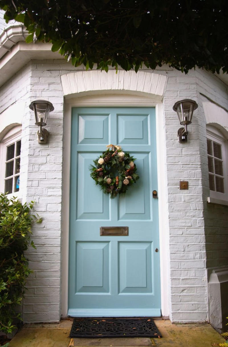 Don’t arrive exactly on time, Do bring a gift – but don’t bring flowers, Do consider seating arrangements carefully, Do ask, don’t tell, Don’t bring an uninvited plus-one, Do keep a reserve of emergency gifts, Do RSVP to events with an exit time, Don’t apologise for the food, Don’t let on you dislike a present, Do be considerate of generational differences, Don’t show off every dish you can cook', Don’t be too proud to ask for help