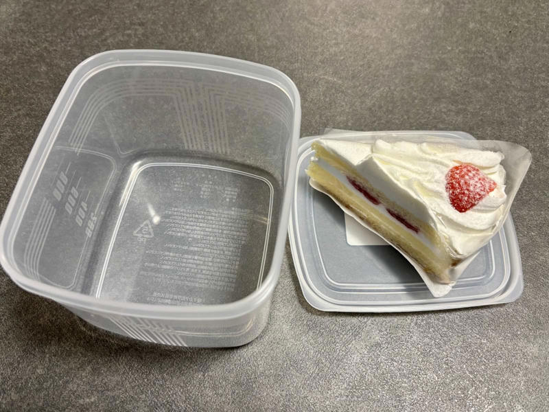 ケーキの賢い保存テク, ラップでドーム状に包むケーキの保存方法, 保存容器でケーキを逆さに保存するアイデア, きれいなまま味わうための小さな工夫