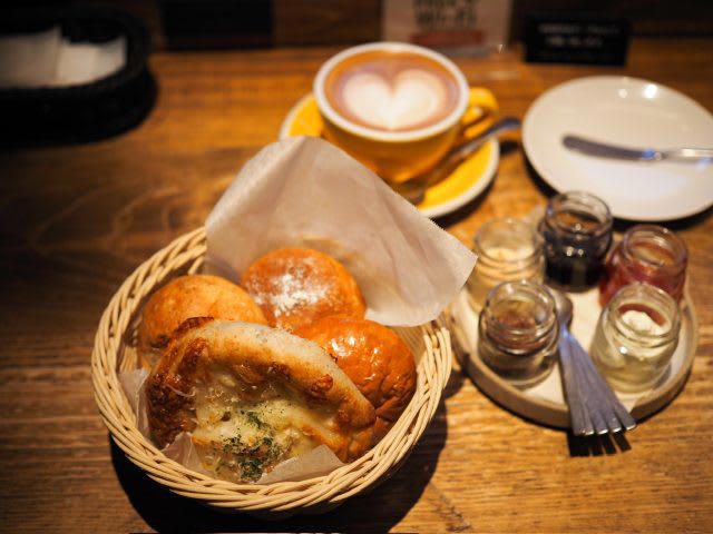 この街に、焼きたてのパンを届けたい, 静かな朝を狙ったはずが…！？, ひと口で心を掴まれる、BéBéパン, 思わず胸が温まる。温かな接客にほっこり, les joues de BéBé（レ ジュ ド べべ）