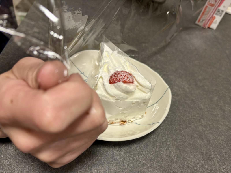 ケーキの賢い保存テク, ラップでドーム状に包むケーキの保存方法, 保存容器でケーキを逆さに保存するアイデア, きれいなまま味わうための小さな工夫