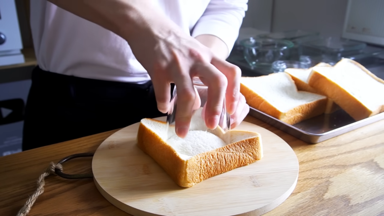 ・材料（ドーナツ4個分）, 1．食パンをコップでくり抜く, 2．1の両面に油を染み込ませる, 3．160℃のトースターで5分焼く, 4．片面焼けたら裏返し、もう3分焼く, 5．グラニュー糖をまぶす, 6．生クリームにグラニュー糖を加えて泡立てる, 7．絞り袋に生クリームを詰める, 8．パンに穴をあけて生クリームを絞ったら完成