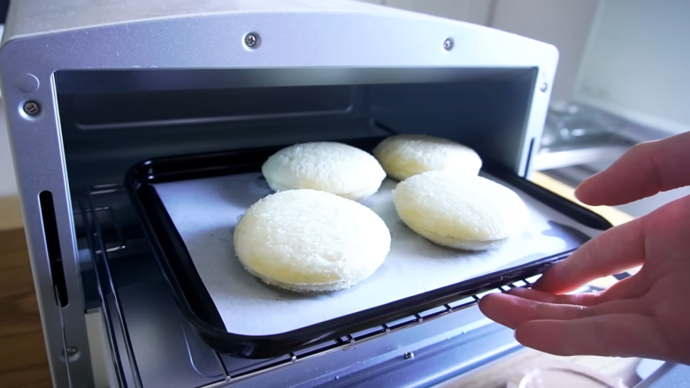 ・材料（ドーナツ4個分）, 1．食パンをコップでくり抜く, 2．1の両面に油を染み込ませる, 3．160℃のトースターで5分焼く, 4．片面焼けたら裏返し、もう3分焼く, 5．グラニュー糖をまぶす, 6．生クリームにグラニュー糖を加えて泡立てる, 7．絞り袋に生クリームを詰める, 8．パンに穴をあけて生クリームを絞ったら完成