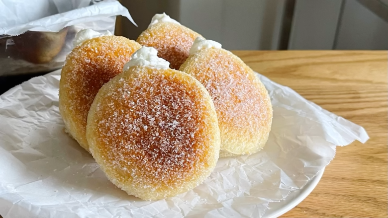 ・材料（ドーナツ4個分）, 1．食パンをコップでくり抜く, 2．1の両面に油を染み込ませる, 3．160℃のトースターで5分焼く, 4．片面焼けたら裏返し、もう3分焼く, 5．グラニュー糖をまぶす, 6．生クリームにグラニュー糖を加えて泡立てる, 7．絞り袋に生クリームを詰める, 8．パンに穴をあけて生クリームを絞ったら完成