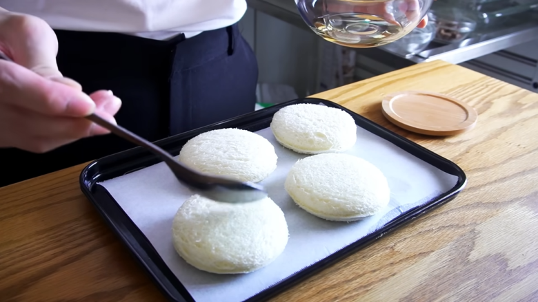 ・材料（ドーナツ4個分）, 1．食パンをコップでくり抜く, 2．1の両面に油を染み込ませる, 3．160℃のトースターで5分焼く, 4．片面焼けたら裏返し、もう3分焼く, 5．グラニュー糖をまぶす, 6．生クリームにグラニュー糖を加えて泡立てる, 7．絞り袋に生クリームを詰める, 8．パンに穴をあけて生クリームを絞ったら完成