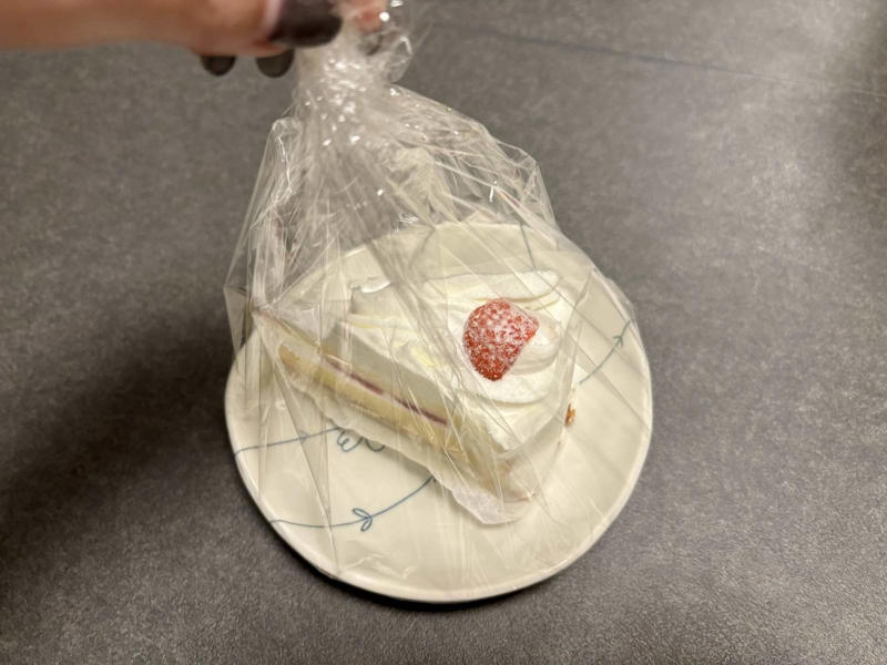 ケーキの賢い保存テク, ラップでドーム状に包むケーキの保存方法, 保存容器でケーキを逆さに保存するアイデア, きれいなまま味わうための小さな工夫