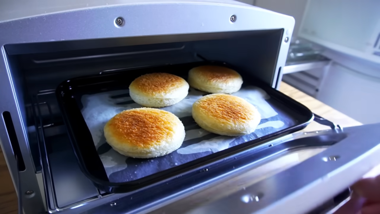 ・材料（ドーナツ4個分）, 1．食パンをコップでくり抜く, 2．1の両面に油を染み込ませる, 3．160℃のトースターで5分焼く, 4．片面焼けたら裏返し、もう3分焼く, 5．グラニュー糖をまぶす, 6．生クリームにグラニュー糖を加えて泡立てる, 7．絞り袋に生クリームを詰める, 8．パンに穴をあけて生クリームを絞ったら完成