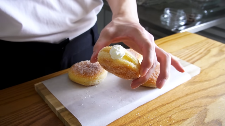 ・材料（ドーナツ4個分）, 1．食パンをコップでくり抜く, 2．1の両面に油を染み込ませる, 3．160℃のトースターで5分焼く, 4．片面焼けたら裏返し、もう3分焼く, 5．グラニュー糖をまぶす, 6．生クリームにグラニュー糖を加えて泡立てる, 7．絞り袋に生クリームを詰める, 8．パンに穴をあけて生クリームを絞ったら完成
