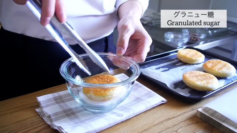 ・材料（ドーナツ4個分）, 1．食パンをコップでくり抜く, 2．1の両面に油を染み込ませる, 3．160℃のトースターで5分焼く, 4．片面焼けたら裏返し、もう3分焼く, 5．グラニュー糖をまぶす, 6．生クリームにグラニュー糖を加えて泡立てる, 7．絞り袋に生クリームを詰める, 8．パンに穴をあけて生クリームを絞ったら完成