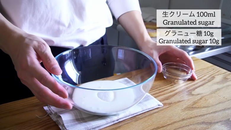 ・材料（ドーナツ4個分）, 1．食パンをコップでくり抜く, 2．1の両面に油を染み込ませる, 3．160℃のトースターで5分焼く, 4．片面焼けたら裏返し、もう3分焼く, 5．グラニュー糖をまぶす, 6．生クリームにグラニュー糖を加えて泡立てる, 7．絞り袋に生クリームを詰める, 8．パンに穴をあけて生クリームを絞ったら完成