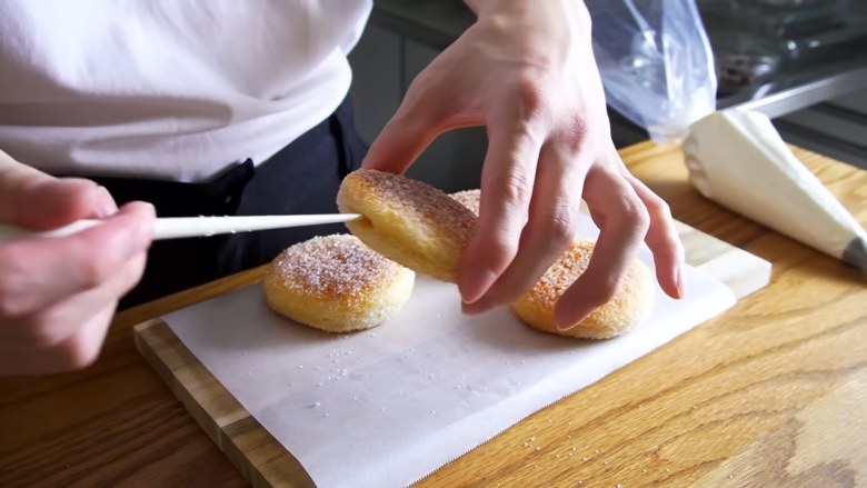 ・材料（ドーナツ4個分）, 1．食パンをコップでくり抜く, 2．1の両面に油を染み込ませる, 3．160℃のトースターで5分焼く, 4．片面焼けたら裏返し、もう3分焼く, 5．グラニュー糖をまぶす, 6．生クリームにグラニュー糖を加えて泡立てる, 7．絞り袋に生クリームを詰める, 8．パンに穴をあけて生クリームを絞ったら完成