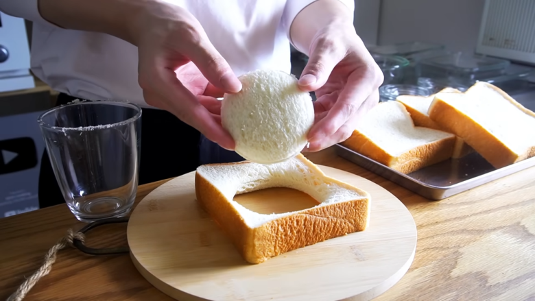 ・材料（ドーナツ4個分）, 1．食パンをコップでくり抜く, 2．1の両面に油を染み込ませる, 3．160℃のトースターで5分焼く, 4．片面焼けたら裏返し、もう3分焼く, 5．グラニュー糖をまぶす, 6．生クリームにグラニュー糖を加えて泡立てる, 7．絞り袋に生クリームを詰める, 8．パンに穴をあけて生クリームを絞ったら完成