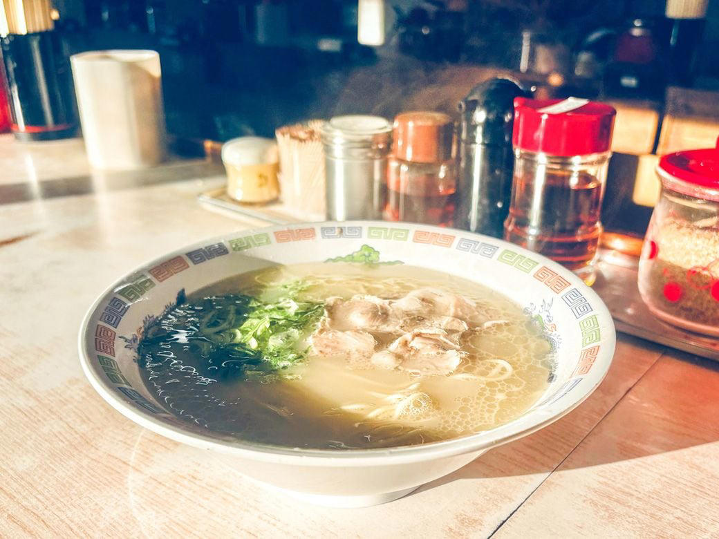 49年変わらぬ価格を守る「博多ラーメン はかたや」, 1分32秒で出てくるラーメン, 軽やかなスープと、止まらない細麺, 替え玉と、多様な客層, 「しっかりしてよ、毎日食べに行きたいんやけん」, 変わらない一杯が、ここにある