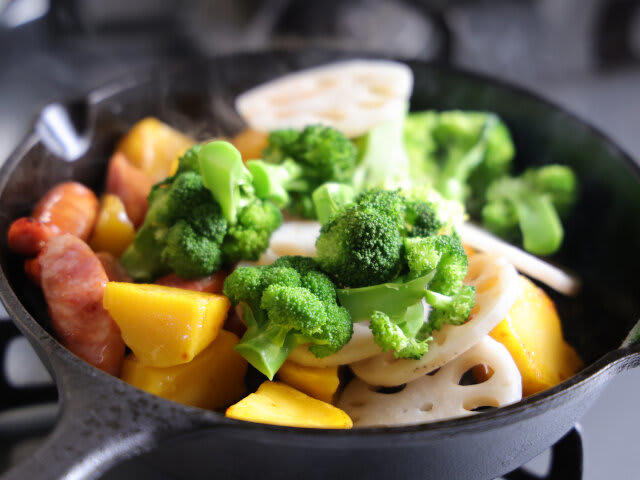 彩り野菜とソーセージのジャーマンポテトを作るのにかかる時間, 彩り野菜とソーセージのジャーマンポテトのカロリー, 彩り野菜とソーセージのジャーマンポテトのレシピ, 彩り野菜とソーセージのジャーマンポテトの材料（2人分）, 彩り野菜とソーセージのジャーマンポテトの作り方