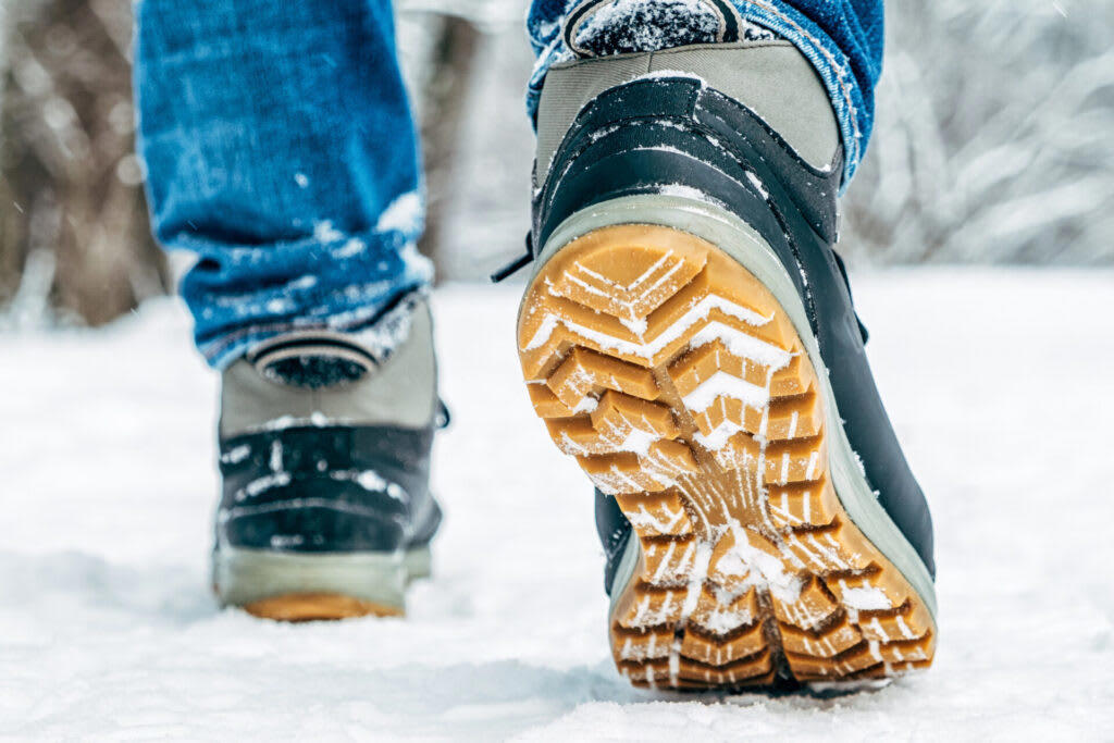 スノーブーツとは？雪道や冬キャンプで頼れる防寒シューズ, スノーブーツの特徴｜防水・保温・防滑, 街用・アウトドア用の違い｜失敗しないための基礎知識, 失敗しないスノーブーツの選び方, 防水性・防滑性で選ぶ（雪・氷の路面対策）, 保温性・素材で選ぶ（中綿・断熱材・アッパー素材）, 丈・デザイン・用途で選ぶ, サイズ感・フィット感で選ぶ（厚手ソックスとの相性）, 【2025年最新】スノーブーツおすすめ12選, 男女兼用で履きやすい！汎用性の高いスノーブーツおすすめ3選, メンズに人気！暖かいスノーブーツおすすめ3選, 冬もおしゃれに履ける！レディーススノーブーツおすすめ3選, 子どもに安心！キッズ用あったかスノーブーツおすすめ3選, キャンプシーンでのスノーブーツ活用術, テントサイトで発揮される防水・断熱性能, 焚き火・調理シーンを安心して楽しむための工夫, 雪上で歩きやすくするコツ｜滑り止め・踏み固め・氷対策, スノーブーツを長く使うためのお手入れと保管のコツ, 使用後は汚れと湿気をしっかり除去, 定期的な防水メンテナンスで機能を維持, シーズンオフの保管ポイント｜型崩れ・湿気対策, 自分に合ったスノーブーツで冬のアウトドアを快適に楽しもう
