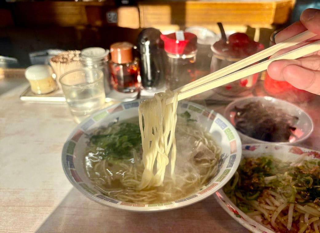 49年変わらぬ価格を守る「博多ラーメン はかたや」, 1分32秒で出てくるラーメン, 軽やかなスープと、止まらない細麺, 替え玉と、多様な客層, 「しっかりしてよ、毎日食べに行きたいんやけん」, 変わらない一杯が、ここにある