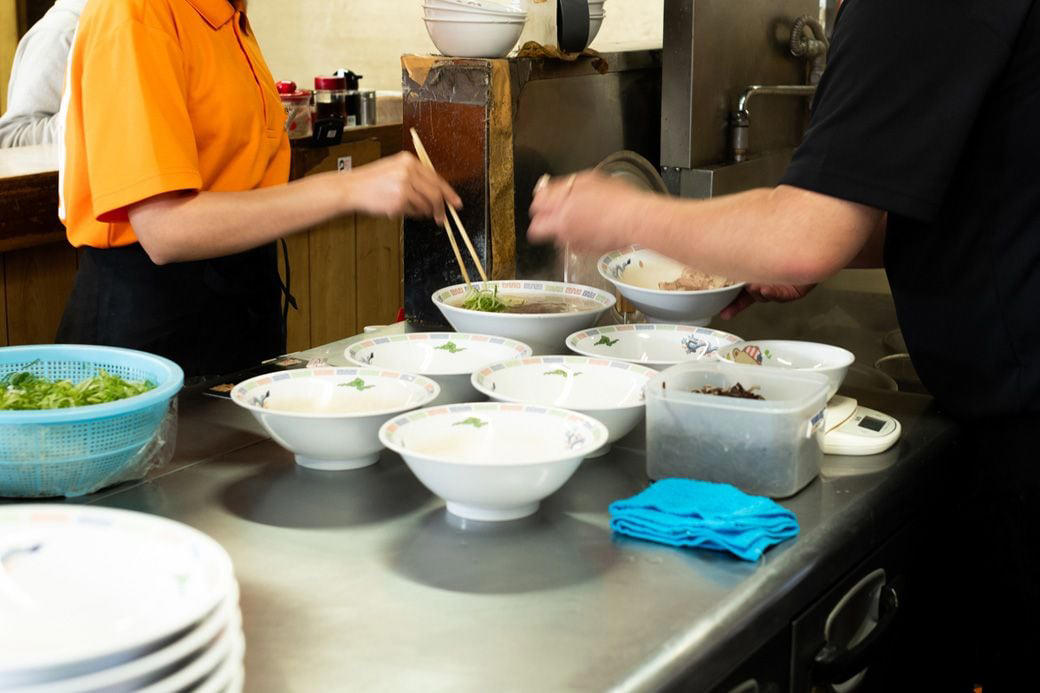 49年変わらぬ価格を守る「博多ラーメン はかたや」, 1分32秒で出てくるラーメン, 軽やかなスープと、止まらない細麺, 替え玉と、多様な客層, 「しっかりしてよ、毎日食べに行きたいんやけん」, 変わらない一杯が、ここにある