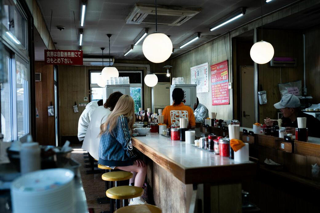 49年変わらぬ価格を守る「博多ラーメン はかたや」, 1分32秒で出てくるラーメン, 軽やかなスープと、止まらない細麺, 替え玉と、多様な客層, 「しっかりしてよ、毎日食べに行きたいんやけん」, 変わらない一杯が、ここにある