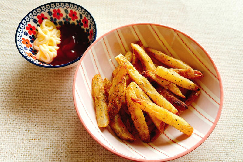 上半期のお気に入りが通年でもランクイン！1位はデリカの「ポテトサラダ」, 2位はボリューム満点の「アーモンドクロワッサン」, 3位はスパイスがおいしい「冷凍フライドポテト」, 4位はバゲットとあわせ買いしたい「サーモンクリームチーズ」, 5位はフードコートの新星「ハムチーズクロワッサン」