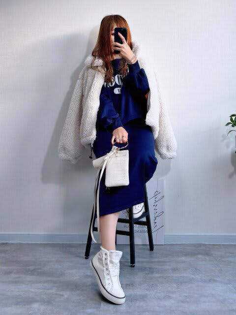 【GU】GIRLSフラッフィーブルゾン, 小柄な大人に最適なコンパクトな丈感♡, 大人可愛いガーリースタイル, ロゴスウェットをワンマイルウェアに格上げ♡, デニムと合わせると脚長効果抜群◎, プリーツスカートとの対比でスタイルアップ