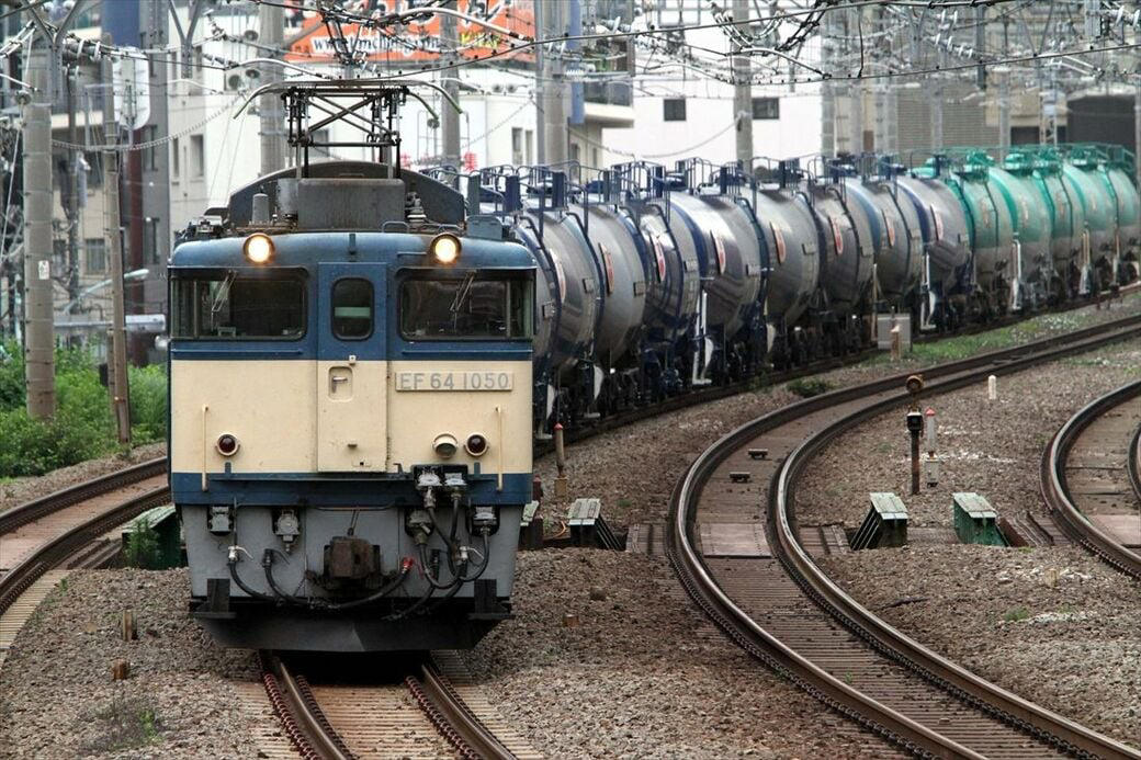 勾配路線用の青い電気機関車, 中央本線を舞台に大活躍, 早朝の「山手貨物線」の思い出, EF64形のラストスパート
