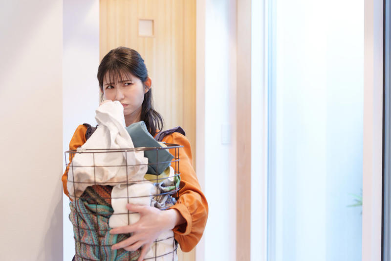 寒くなると洗濯物が乾きにくい…なぜ？, 寒くて洗濯物が乾きづらい時、試すべき5つの乾燥方法, 1.太陽光が降り注ぐ時間帯に干す, 2.風通しが良い場所に干す, 3.強めに脱水をかける, 4.エアコン+送風機で乾かす, 5.洗濯物同士の間隔を広く取る, 効率よく洗濯物を乾かすコツ