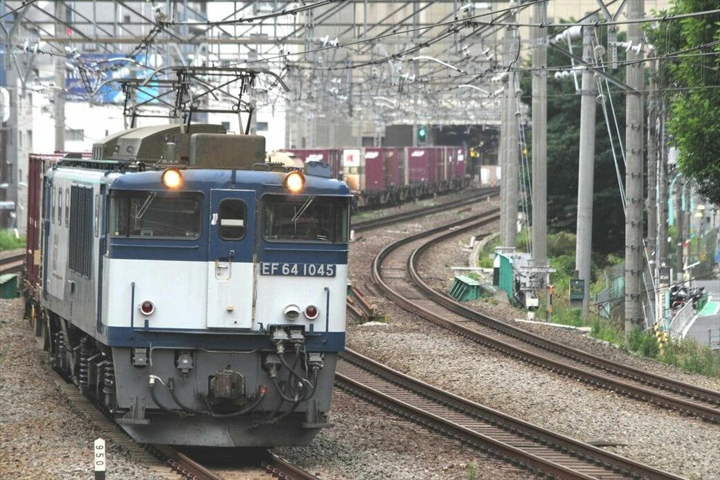 勾配路線用の青い電気機関車, 中央本線を舞台に大活躍, 早朝の「山手貨物線」の思い出, EF64形のラストスパート