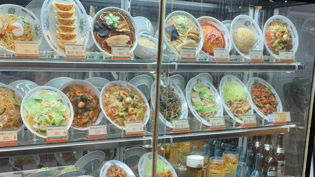 “偶数月15日”の昼、満員の理由, ドリンクバー270円でファミレスに対抗, 注文から8分以内、回転率が生命線, 「印象に残りすぎないおいしさ」をジャッジ, 500店舗で600店舗分の売り上げを稼ぐ