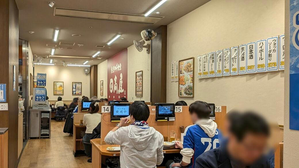 “偶数月15日”の昼、満員の理由, ドリンクバー270円でファミレスに対抗, 注文から8分以内、回転率が生命線, 「印象に残りすぎないおいしさ」をジャッジ, 500店舗で600店舗分の売り上げを稼ぐ