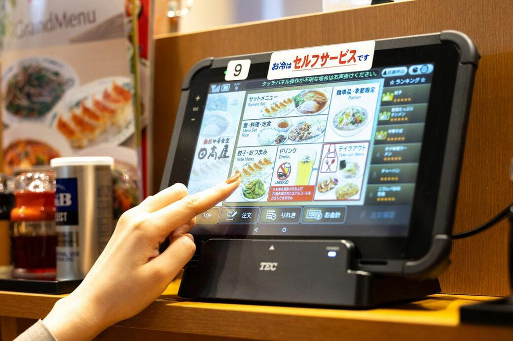 “偶数月15日”の昼、満員の理由, ドリンクバー270円でファミレスに対抗, 注文から8分以内、回転率が生命線, 「印象に残りすぎないおいしさ」をジャッジ, 500店舗で600店舗分の売り上げを稼ぐ
