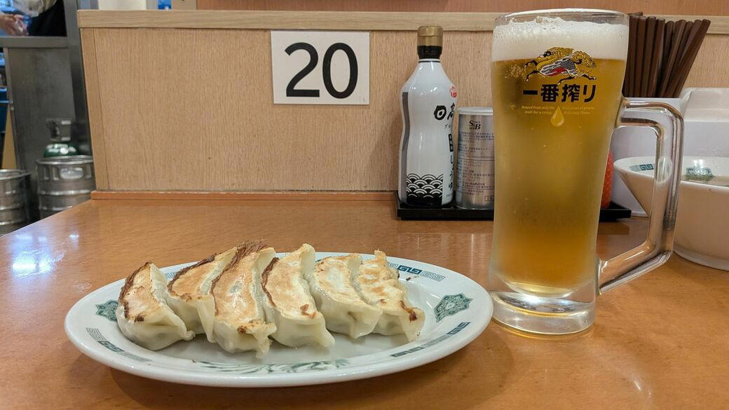 “偶数月15日”の昼、満員の理由, ドリンクバー270円でファミレスに対抗, 注文から8分以内、回転率が生命線, 「印象に残りすぎないおいしさ」をジャッジ, 500店舗で600店舗分の売り上げを稼ぐ