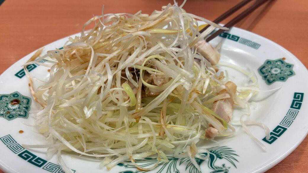 “偶数月15日”の昼、満員の理由, ドリンクバー270円でファミレスに対抗, 注文から8分以内、回転率が生命線, 「印象に残りすぎないおいしさ」をジャッジ, 500店舗で600店舗分の売り上げを稼ぐ